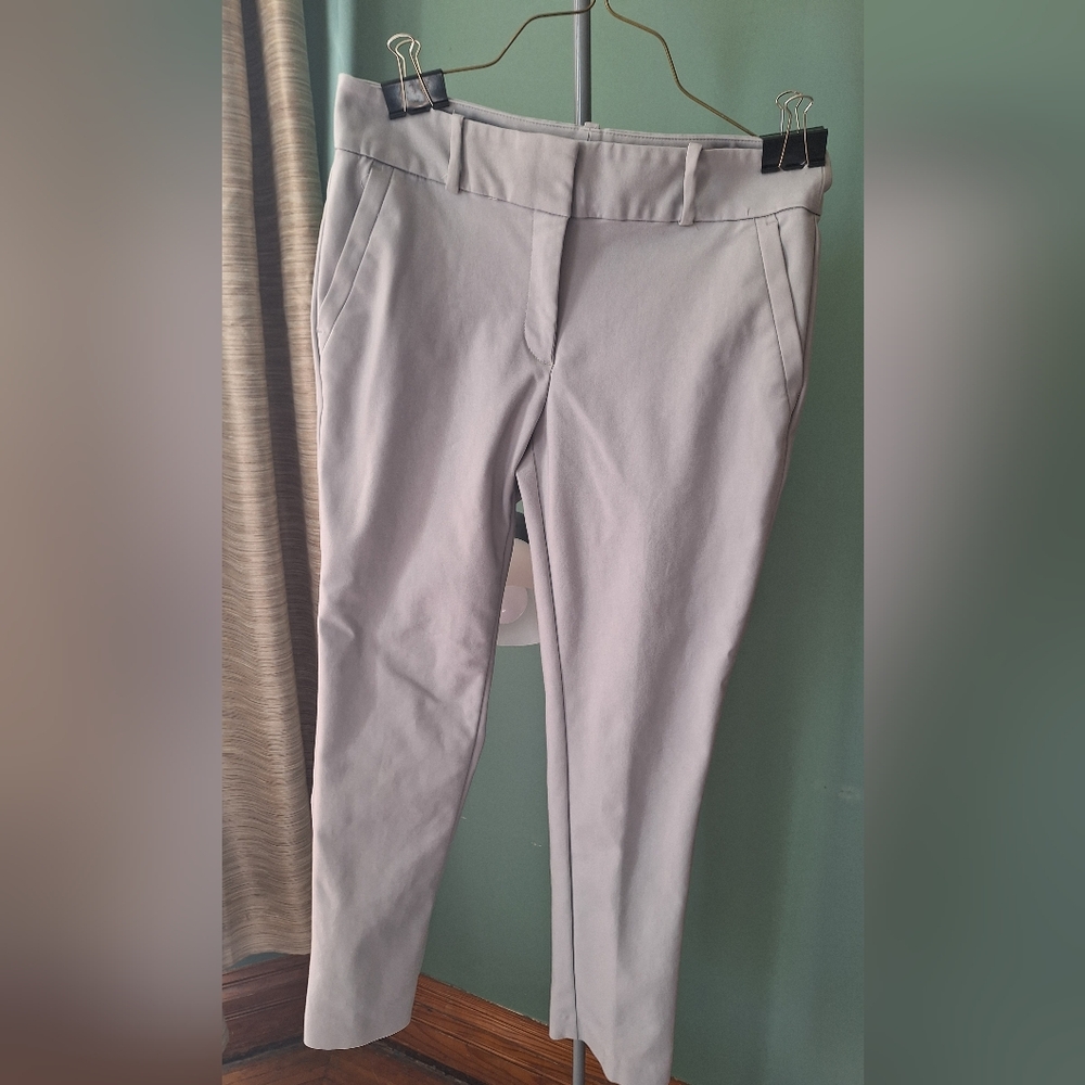 LOFT Light Gray Tailored Ankle Pants. Seam Down Back Leg. Super Cute! Sz 8